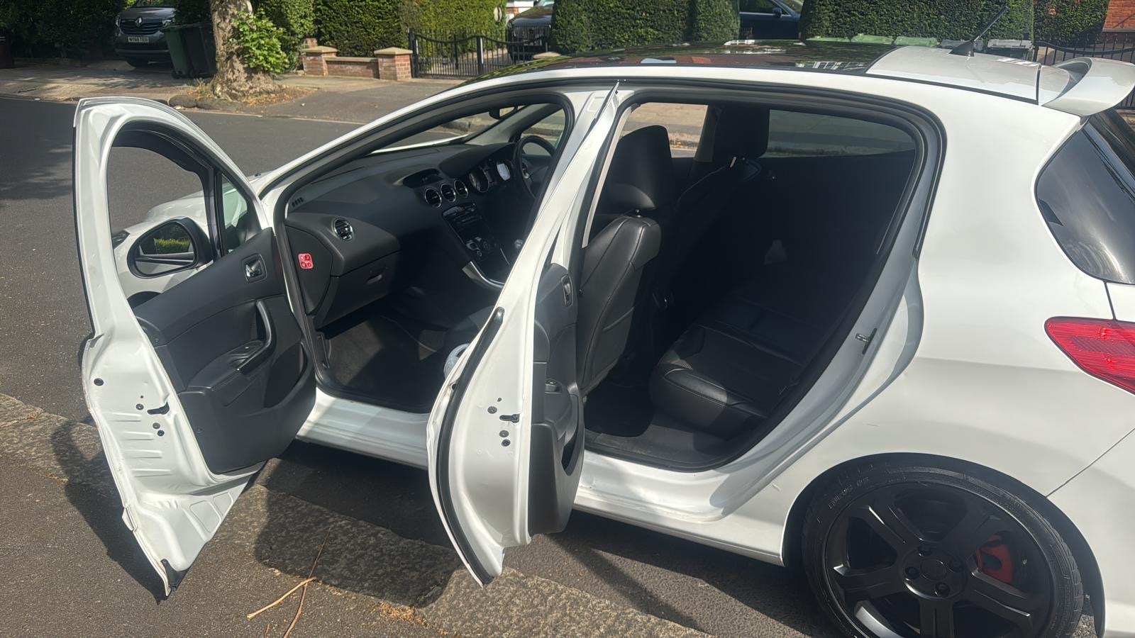 Peugeot 308 doors open